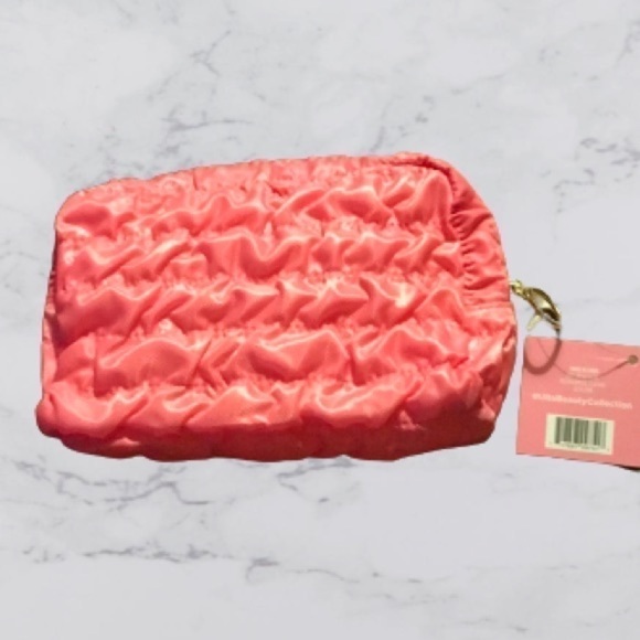 🦄 Ulta Pink Quilted Makeup Bag NWT and Make Up Remover Cloth NWT - Picture 1 of 7